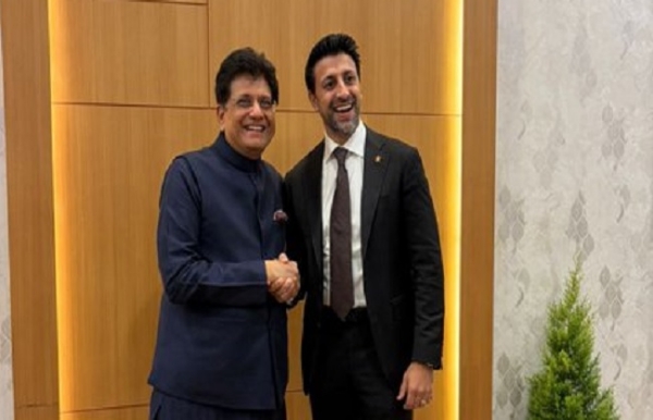 कनाडा के अंतर्राष्ट्रीय व्यापार मंत्री के साथ मुलाकात करते पीयूष गोयल कनाडा के अंतर्राष्ट्रीय व्यापार मंत्री के साथ मुलाकात करते पीयूष गोयल