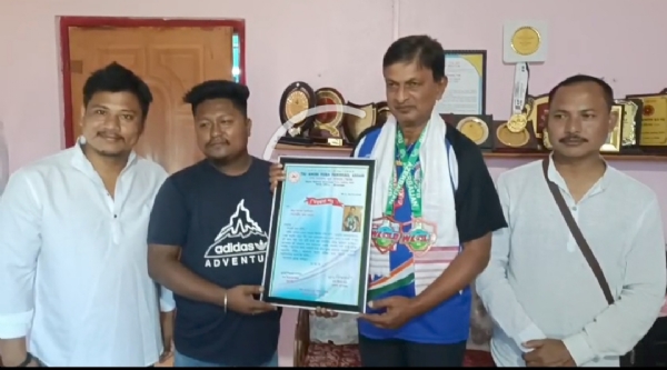 ডিগবৈ টাই আহোম যুৱ পৰিষদে দুই বিশিষ্ট ক্ৰীড়াবিদ ক সম্বৰ্ধনা জনায়। ডিগবৈ টাই আহোম যুৱ পৰিষদে দুই বিশিষ্ট ক্ৰীড়াবিদ ক সম্বৰ্ধনা জনায়।