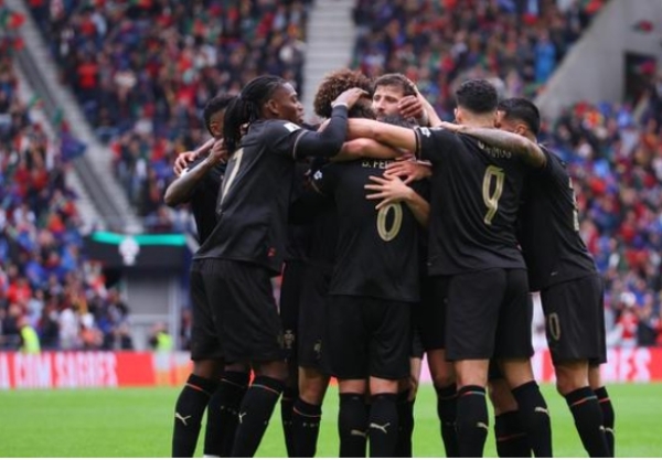 फीफा विश्व कप 2026 के लिए क्वालीफाई करने के बाद जश्न मनाती पुर्तगाली टीम