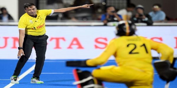 এফ আই এইচ বছৰটোৰ আম্পায়াৰ ২০২৫ হিচাপে নিৰ্বাচিত হোৱাৰ বাবে হকী ইণ্ডিয়াৰ ৰঘু প্ৰসাদ আৰ ভিক অভিনন্দন