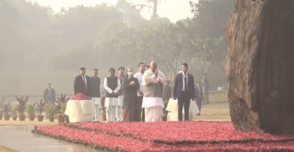 कांग्रेस अध्यक्ष मल्लिकार्जुन खरगे, कांग्रेस संसदीय दल की अध्यक्ष सोनिया गांधी तथा लोकसभा में विपक्ष के नेता राहुल गांधी शक्ति स्थल पहुंचे। कांग्रेस अध्यक्ष मल्लिकार्जुन खरगे, कांग्रेस संसदीय दल की अध्यक्ष सोनिया गांधी तथा लोकसभा में विपक्ष के नेता राहुल गांधी शक्ति स्थल पहुंचे।