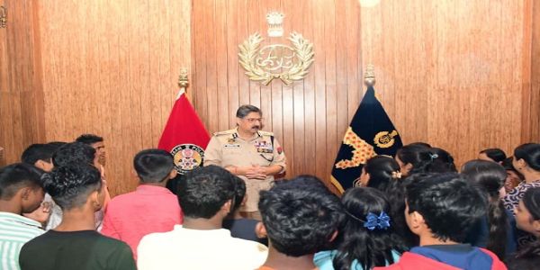 আশ্ৰয় গৃহত থকা শিশুৰ সৈতে আৰক্ষী সঞ্চালকপ্ৰধানৰ বাৰ্তালাপ