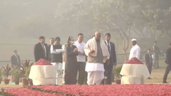 कांग्रेस अध्यक्ष मल्लिकार्जुन खरगे, कांग्रेस संसदीय दल की अध्यक्ष सोनिया गांधी तथा लोकसभा में विपक्ष के नेता राहुल गांधी शक्ति स्थल पहुंचे। कांग्रेस अध्यक्ष मल्लिकार्जुन खरगे, कांग्रेस संसदीय दल की अध्यक्ष सोनिया गांधी तथा लोकसभा में विपक्ष के नेता राहुल गांधी शक्ति स्थल पहुंचे।