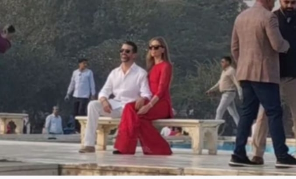 ताजमहल परिसर में अपनी पत्नी के साथ जॉन ट्रंप