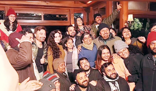 फिल्म दो पल की शूटिंग के दौरान अभिनेत्री दिया मिर्जा सहित अन्य कलाकार एवं फिल्म यूनिट के सदस्य।