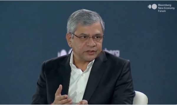 सिंगापुर में आयोजित ब्लूमबर्ग न्यू इकोनॉमी फोरम में केंद्रीय मंत्री अश्विनी वैष्णव