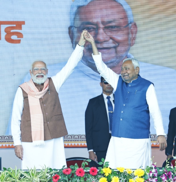 बिहार में नीतीश सरकार के शपथ ग्रहण समारोह के दौरान पीएम मोदी और नीतीश