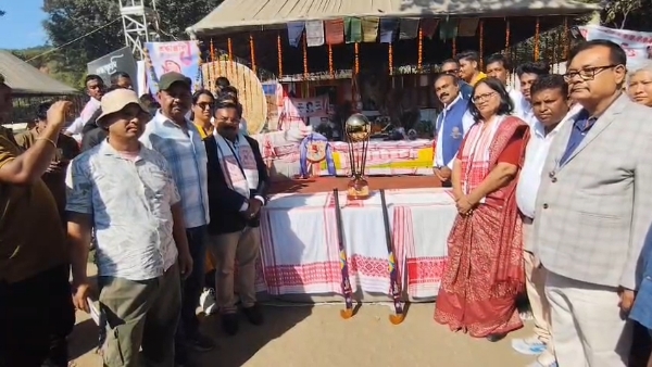 সোণাপুৰৰ জুবিন ক্ষেত্ৰত  Junior Hockey World Cupৰ Trophy প্ৰদৰ্শন