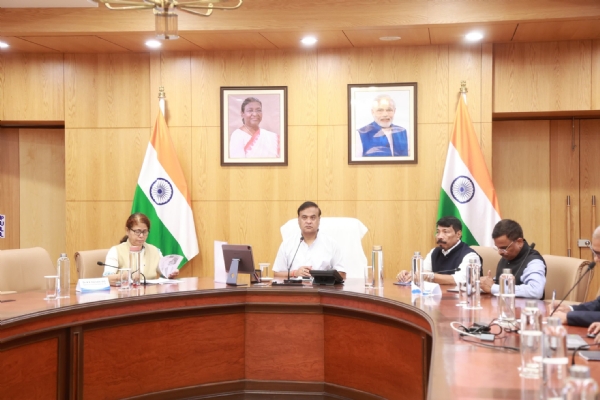 मुख्यमंत्री डॉ हिमंत बिस्व सरमा जिला आयुक्तों के साथ वीडियो कॉन्फ्रेंसिंग बैठक करते हुए। मुख्यमंत्री डॉ हिमंत बिस्व सरमा जिला आयुक्तों के साथ वीडियो कॉन्फ्रेंसिंग बैठक करते हुए।