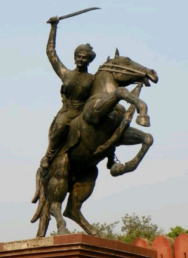 झलकारी बाई की प्रतिमा। फोटो - इंटरनेट मीडिया