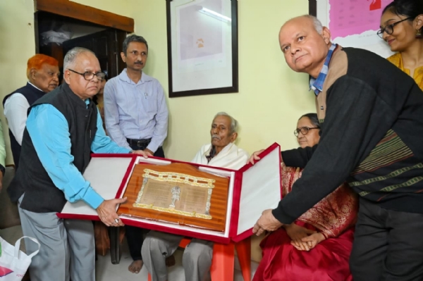 ज्ञानपीठ पुरस्कार ग्रहण करते साहित्यकार विनोद कुमार शुक्ल