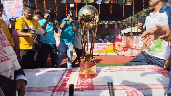 সোণাপুৰৰ জুবিন ক্ষেত্ৰত  Junior Hockey World Cupৰ Trophy প্ৰদৰ্শন