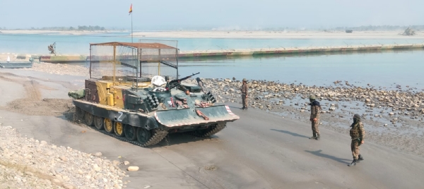 युद्ध अभ्यास करते हुए