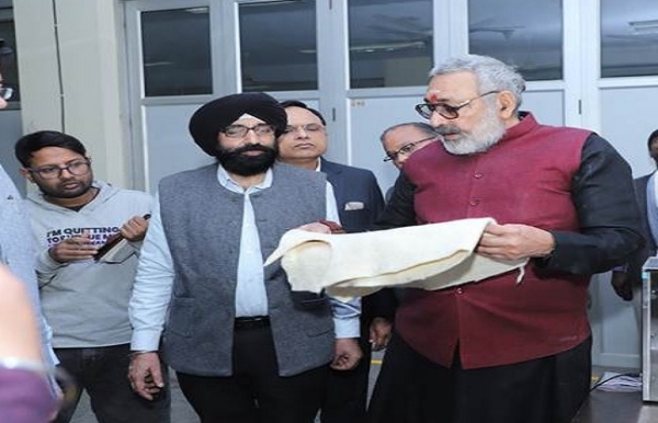 भारतीय वस्त्र अनुसंधान संघ गाजियाबाद का दौरा करते गिरिराज सिंह