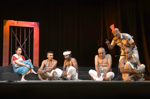 তেজপুৰৰ ঐতিহ্যমণ্ডিত বাণ থিয়েটাৰৰ শিল্পীৰ প্ৰয়াত দীপক মহন্ত ৰচিত বহুচৰ্চিত নাটক গজপুৰীয়া সফল মঞ্চায়নেৰে সামৰণি তেজপুৰৰ প্ৰফুল্ল বৰা দিৱসৰ নাট সমাৰোহ তেজপুৰৰ ঐতিহ্যমণ্ডিত বাণ থিয়েটাৰৰ শিল্পীৰ প্ৰয়াত দীপক মহন্ত ৰচিত বহুচৰ্চিত নাটক গজপুৰীয়া সফল মঞ্চায়নেৰে সামৰণি তেজপুৰৰ প্ৰফুল্ল বৰা দিৱসৰ নাট সমাৰোহ