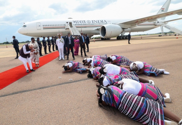 ‘साष्टांग प्रणाम’ कर हार्दिक स्वागत कि