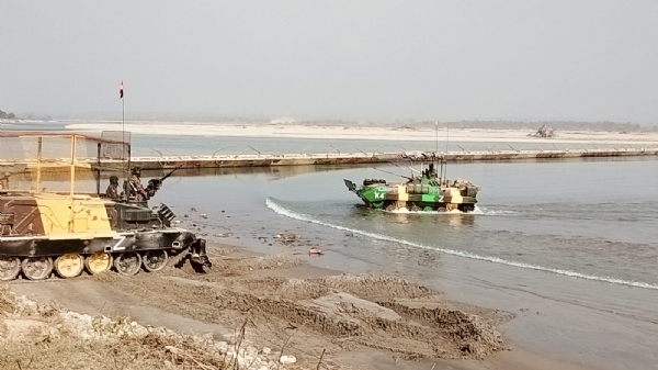 युद्ध अभ्यास करते सैनिक