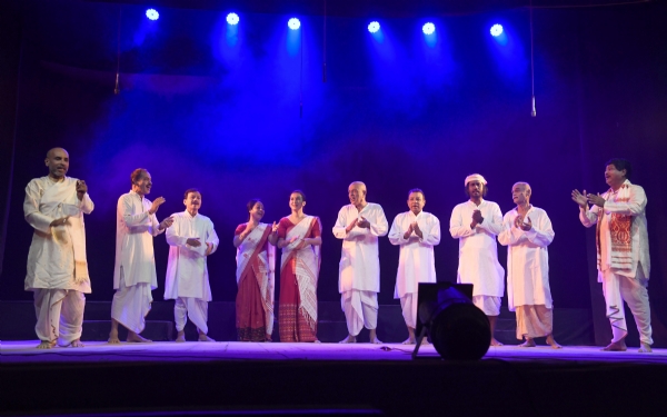 তেজপুৰৰ ঐতিহ্যমণ্ডিত বাণ থিয়েটাৰৰ শিল্পীৰ প্ৰয়াত দীপক মহন্ত ৰচিত বহুচৰ্চিত নাটক গজপুৰীয়া সফল মঞ্চায়নেৰে সামৰণি তেজপুৰৰ প্ৰফুল্ল বৰা দিৱসৰ নাট সমাৰোহ তেজপুৰৰ ঐতিহ্যমণ্ডিত বাণ থিয়েটাৰৰ শিল্পীৰ প্ৰয়াত দীপক মহন্ত ৰচিত বহুচৰ্চিত নাটক গজপুৰীয়া সফল মঞ্চায়নেৰে সামৰণি তেজপুৰৰ প্ৰফুল্ল বৰা দিৱসৰ নাট সমাৰোহ