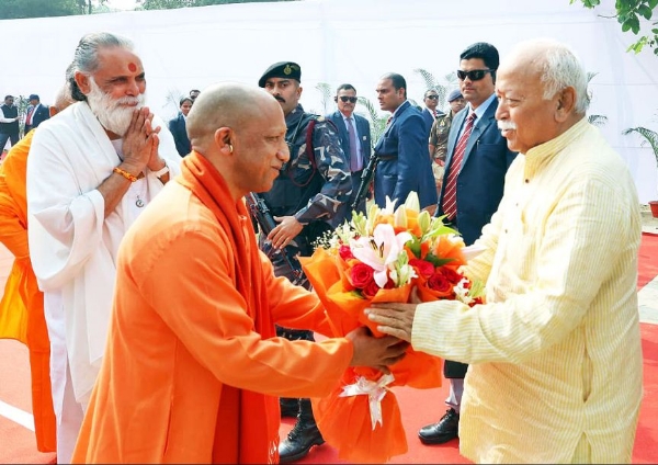 মুখ্যমন্ত্রী যোগী আদিত্যনাথে সৰসংঘচালক ডা০ ভাগৱতক আদৰণি জনাইছে