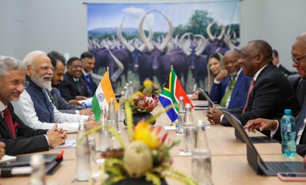 प्रधानमंत्री दक्षिण अफ्रीका के राष्ट्रपति के साथ प्रतिनिधिमंडल की वार्ता करते हुए