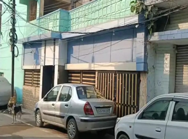 অম্বিকাপুৰৰ পশু চিকিৎসক ডাঃ তনবীৰ আহমেদৰ বাসগৃহত সংস্থাৰ দল