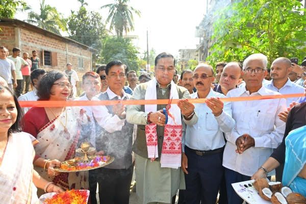 जूरीपाड़ में ड्रेन-कम-रोड परियोजना का शिलान्यास करते हुए मंत्री जयंत मल्लबरुवा। जूरीपाड़ में ड्रेन-कम-रोड परियोजना का शिलान्यास करते हुए मंत्री जयंत मल्लबरुवा।