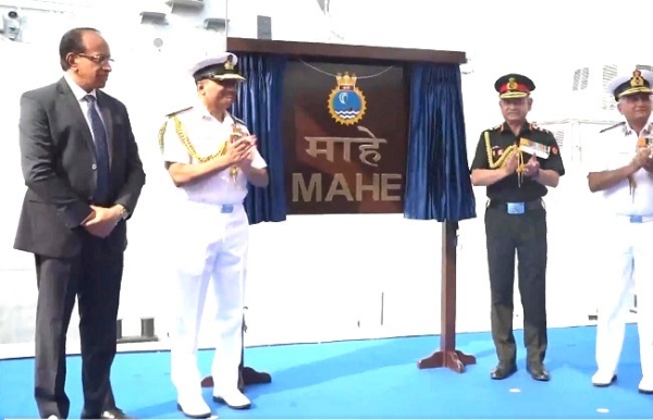सेनाध्यक्ष जनरल उपेंद्र द्विवेदी आईएनएस माहे को समुद्री बेड़े में शामिल करते हुए