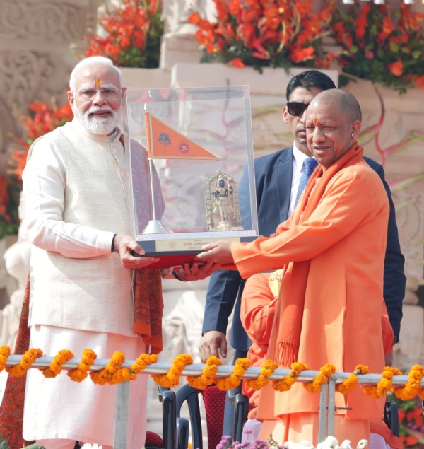 अयोध्या में ध्वजारोहण के चित्र