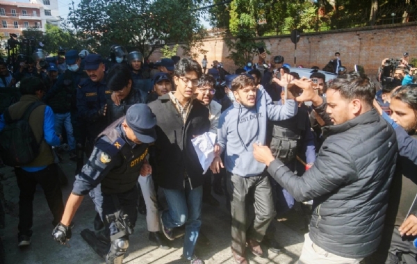 जेन जी समूह को सिंहदरबार से बाहर निकलते पुलिस वाले