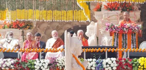 अयोध्या में ध्वजारोहण के चित्र