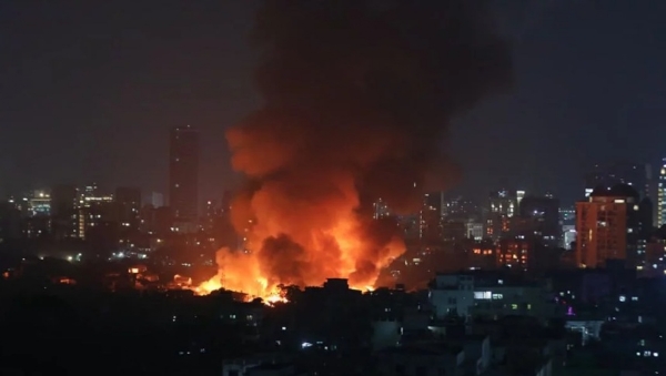 कोरेल झुग्गी-झोपड़ी बस्ती में उठ रही आग की लपटें। फोटो - ढाका ट्रिब्यून