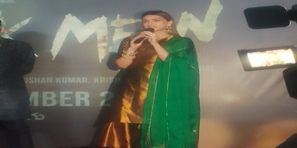 তেৰে ইছক মেইন ছবিখনৰ প্ৰচাৰৰ বাবে বাৰাণসীত উপস্থিত অভিনেত্ৰী কীৰ্তি ছানন আৰু অভিনেতা ধনুষ