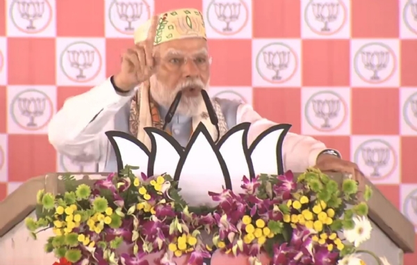 सहरसा में आयाेजित चुनावी सभा काे सम्बाेधित करते प्रधानमंत्री नरेन्द्र माेदी।