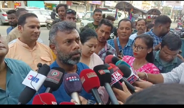 যোৰহাটৰ ইলিচিনেমা হলত ৰৈ ৰৈ বিনালে চাবলৈ তিনিখন বাছ লৈ আহিল মৰিয়ণীৰ বিধায়ক ৰূপজ্যোতি কৰ্মী/ হল ভাড়া কৰি চিনেমা দেখুৱাইছে মৰিয়ণী ৰাইজ