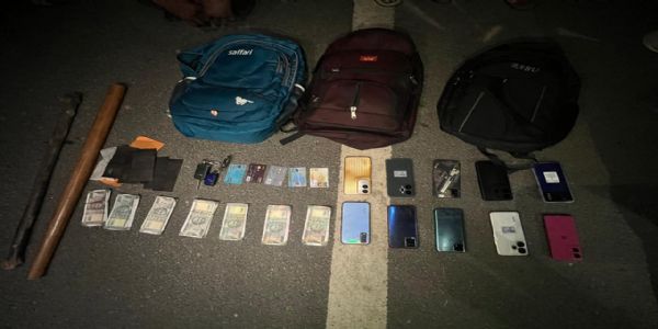 বশিষ্ঠ আৰক্ষীৰ অভিযানত বৃহৎ পৰিমাণৰ জালনোট,মোবাইল ফোন,দুখন বাহন সহ গ্ৰেপ্তাৰ সাতজন ডকাইত