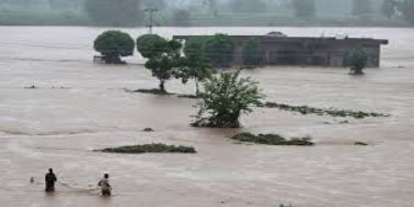 ভিয়েটনামত বানত মৃত্যু হোৱা লোকৰ সংখ্যা ৩৭ লৈ বৃদ্ধি, নতুন ঘূৰ্ণীবতাহৰ আশংকা