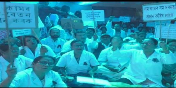 নগাঁৱত এনএইছএম কৰ্মচাৰীৰ কৰ্মবিৰতি আৰু অৱস্থান ধৰ্মঘট