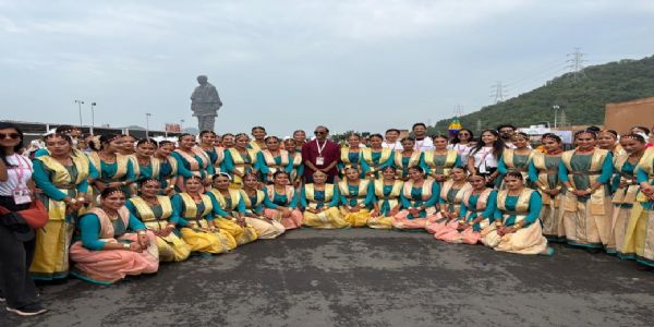 গুজৰাটৰ পৃথিৱীৰ ভিতৰতে সুউচ্চ ষ্টেচু অব ইউনিটিৰ সন্মুখত তেজপুৰৰ ১৭ গৰাকী সত্ৰীয়া নৃত্যৰ শিল্পীৰ সত্ৰীয়া নৃত্য প্ৰদৰ্শন