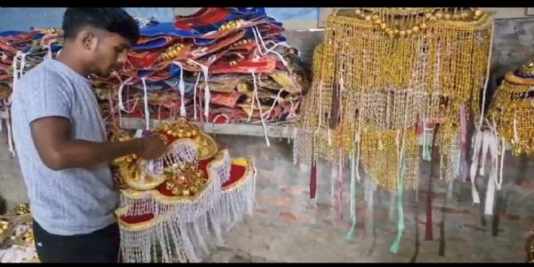 টীয়কত ৰূপসজ্জাৰ শিল্পী সকল ব্যস্ত ৰাসলীলাৰ পোছাক প্ৰস্তুতত