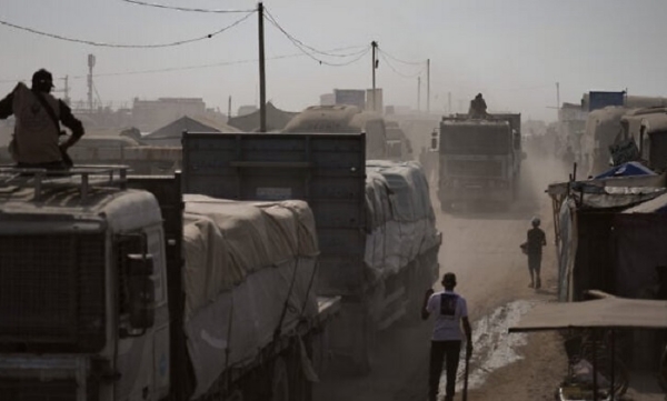 दक्षिणी गाजा पट्टी में दो नवंबर को खान यूनिस से गुजर रहे सहायता सामग्री ले जा रहे ट्रकों की सुरक्षा करते सशस्त्र लोग। फोटो - इंटरनेट मीडिया