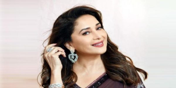 মাধুৰী দীক্ষিতৰ পলমকৈ প্ৰৱেশে শিৰোনামা দখল, ছ’চিয়েল মিডিয়াত হুলস্থুল