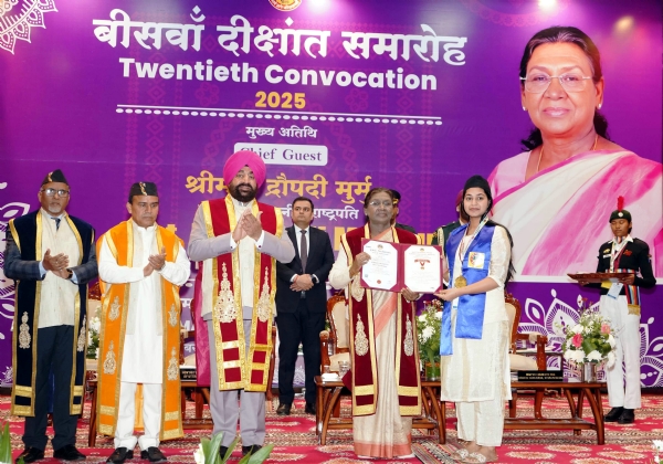 शिक्षा का उपयोग वंचित वर्गों की सेवा और राष्ट्र निर्माण में करें: मुर्मू -पहली बार कुमाऊँ विश्वविद्यालय के 20वें दीक्षांत समारोह में शामिल हुईं राष्ट्रपति, शिक्षण संस्थानों को समाज से सीधा जुड़ाव बनाना चाहिए और गाँवों में जाकर लोगों की समस्याओं को समझने व समाधान करने का प्रयास करना चाहिए नैनीताल, एसएनबी। देश की राष्ट्रपति द्रौपदी मुर्मु ने मंगलवार को नैनीताल स्थित कुमाऊँ विश्वविद्यालय के 20वें दीक्षांत समारोह में पहली बार मुख्य अतिथि के रूप में प्रतिभाग कर समारोह की गरिमा बढ़ाई और उत्कृष्ट प्रदर्शन करने वाले विद्यार्थियों को 89 स्वर्ण पदक व 16 हजार से अधिक उपाधियाँ प्रदान कीं। समारोह को संबोधित करते हुए राष्ट्रपति ने कहा कि शिक्षा किसी भी राष्ट्र के विकास की नींव होती है। इसका उद्देश्य केवल विद्यार्थियों की बुद्धि और कौशल का विकास करना ही नहीं, बल्कि उनके नैतिक बल और चरित्र को भी सुदृढ़ करना है। उन्होंने कहा कि शिक्षा हमें आत्मनिर्भर बनाती है, साथ ही विनम्रता सिखाती है और समाज व देश के विकास में योगदान देने की प्रेरणा देती है। राष्ट्रपति ने विद्यार्थियों से कहा कि वे अपनी शिक्षा का उपयोग वंचित वर्गों की सेवा और राष्ट्र निर्माण के कार्यों में करें। उन्होंने कहा कि यही सच्चा धर्म है, जो उन्हें वास्तविक सुख और संतोष प्रदान करेगा। उन्होंने कहा कि भारतीय अर्थव्यवस्था विश्व की सबसे तेजी से विकसित होती प्रमुख अर्थव्यवस्थाओं में से एक है, और सरकार युवाओं के लिए अनेक अवसर सृजित करने हेतु नीतिगत पहल कर रही है। राष्ट्रपति ने कहा कि उच्च शिक्षण संस्थानों को चाहिए कि वे युवाओं को इन अवसरों का लाभ उठाने के लिए प्रेरित करें तथा शोध, नवाचार और उद्यमिता को प्रोत्साहित करें। उन्हें यह जानकर प्रसन्नता हुई कि कुमाऊँ विश्वविद्यालय शिक्षा, अनुसंधान और नवाचार के क्षेत्र में उत्कृष्टता के प्रति समर्पित है। उन्होंने कहा कि शिक्षा और अनुसंधान के प्रभावी अनुप्रयोग के लिए बहुविषयक दृष्टिकोण अत्यंत आवश्यक है। उन्होंने हिमालय की जीवनदायिनी संपदाओं के संरक्षण और संवर्धन को सामूहिक जिम्मेदारी बताया। उन्हें यह जानकर संतोष हुआ कि कुमाऊँ विश्वविद्यालय पर्यावरण संरक्षण के क्षेत्र में सार्थक प्रयास कर रहा है। उन्होंने कहा कि शिक्षण संस्थानों को समाज से सीधा जुड़ाव बनाए रखना चाहिए और गाँवों में जाकर लोगों की समस्याओं को समझने व समाधान करने का प्रयास करना चाहिए। राष्ट्रपति ने कहा कि वर्ष 2047 तक भारत को विकसित राष्ट्र बनाने के लक्ष्य में कुमाऊँ विश्वविद्यालय के युवाओं की महत्वपूर्ण भूमिका होगी। उन्हें विश्वास है कि ये विद्यार्थी अपनी प्रतिभा और समर्पण से राष्ट्र निर्माण में योगदान देंगे। इस अवसर पर राज्यपाल गुरमीत सिंह ने कहा कि आज का दिन कुमाऊँ विश्वविद्यालय के इतिहास में गौरवपूर्ण अध्याय है। उन्होंने कहा कि शिक्षा का उद्देश्य केवल बुद्धि का विकास नहीं, बल्कि चरित्र का निर्माण है। उन्होंने विद्यार्थियों से सेवा, सत्यनिष्ठा और संवेदना को अपने जीवन का मूलमंत्र बनाने का आग्रह किया। राज्यपाल ने विद्यार्थियों से कहा कि वे नशे से दूर रहें, क्योंकि सच्चा आनंद नशे में नहीं, बल्कि अपने लक्ष्य की प्राप्ति, सेवा और सृजन में है। उन्होंने कहा कि तकनीकी युग में सफलता के लिए कृत्रिम बुद्धिमत्ता, डेटा विज्ञान और साइबर सुरक्षा जैसे क्षेत्रों में दक्षता आवश्यक है। उन्होंने विद्यार्थियों को सीखना कभी न छोड़ने, माता-पिता व शिक्षकों का सम्मान करने, समय का सदुपयोग करने और अपनी संस्कृति से जुड़े रहने का संदेश दिया। उन्होंने कहा कि जो अपनी जड़ों से जुड़ा रहता है, वही ऊँचाइयाँ प्राप्त करता है। इस अवसर पर उच्च शिक्षा मंत्री धन सिंह रावत, कुलपति प्रो. दीवान रावत, मंडलायुक्त दीपक रावत, आईजी रिद्धिम अग्रवाल सहित विश्वविद्यालय के शिक्षण व प्रशासनिक अधिकारी, कार्य परिषद व शिक्षा परिषद के सदस्य और छात्र-छात्राएँ उपस्थित रहे। चित्र परिचय: 04एनटीएल-5ः नैनीताल: कुमाऊँ विश्वविद्यालय के 20वें दीक्षांत समारोह में उत्कृष्ट प्रदर्शन करने पर एक छात्रा को पदक प्रदान करतीं राष्ट्रपति द्रोपदी मुर्मू। शिक्षा का उपयोग वंचित वर्गों की सेवा और राष्ट्र निर्माण में करें: मुर्मू -पहली बार कुमाऊँ विश्वविद्यालय के 20वें दीक्षांत समारोह में शामिल हुईं राष्ट्रपति, शिक्षण संस्थानों को समाज से सीधा जुड़ाव बनाना चाहिए और गाँवों में जाकर लोगों की समस्याओं को समझने व समाधान करने का प्रयास करना चाहिए नैनीताल, एसएनबी। देश की राष्ट्रपति द्रौपदी मुर्मु ने मंगलवार को नैनीताल स्थित कुमाऊँ विश्वविद्यालय के 20वें दीक्षांत समारोह में पहली बार मुख्य अतिथि के रूप में प्रतिभाग कर समारोह की गरिमा बढ़ाई और उत्कृष्ट प्रदर्शन करने वाले विद्यार्थियों को 89 स्वर्ण पदक व 16 हजार से अधिक उपाधियाँ प्रदान कीं। समारोह को संबोधित करते हुए राष्ट्रपति ने कहा कि शिक्षा किसी भी राष्ट्र के विकास की नींव होती है। इसका उद्देश्य केवल विद्यार्थियों की बुद्धि और कौशल का विकास करना ही नहीं, बल्कि उनके नैतिक बल और चरित्र को भी सुदृढ़ करना है। उन्होंने कहा कि शिक्षा हमें आत्मनिर्भर बनाती है, साथ ही विनम्रता सिखाती है और समाज व देश के विकास में योगदान देने की प्रेरणा देती है। राष्ट्रपति ने विद्यार्थियों से कहा कि वे अपनी शिक्षा का उपयोग वंचित वर्गों की सेवा और राष्ट्र निर्माण के कार्यों में करें। उन्होंने कहा कि यही सच्चा धर्म है, जो उन्हें वास्तविक सुख और संतोष प्रदान करेगा। उन्होंने कहा कि भारतीय अर्थव्यवस्था विश्व की सबसे तेजी से विकसित होती प्रमुख अर्थव्यवस्थाओं में से एक है, और सरकार युवाओं के लिए अनेक अवसर सृजित करने हेतु नीतिगत पहल कर रही है। राष्ट्रपति ने कहा कि उच्च शिक्षण संस्थानों को चाहिए कि वे युवाओं को इन अवसरों का लाभ उठाने के लिए प्रेरित करें तथा शोध, नवाचार और उद्यमिता को प्रोत्साहित करें। उन्हें यह जानकर प्रसन्नता हुई कि कुमाऊँ विश्वविद्यालय शिक्षा, अनुसंधान और नवाचार के क्षेत्र में उत्कृष्टता के प्रति समर्पित है। उन्होंने कहा कि शिक्षा और अनुसंधान के प्रभावी अनुप्रयोग के लिए बहुविषयक दृष्टिकोण अत्यंत आवश्यक है। उन्होंने हिमालय की जीवनदायिनी संपदाओं के संरक्षण और संवर्धन को सामूहिक जिम्मेदारी बताया। उन्हें यह जानकर संतोष हुआ कि कुमाऊँ विश्वविद्यालय पर्यावरण संरक्षण के क्षेत्र में सार्थक प्रयास कर रहा है। उन्होंने कहा कि शिक्षण संस्थानों को समाज से सीधा जुड़ाव बनाए रखना चाहिए और गाँवों में जाकर लोगों की समस्याओं को समझने व समाधान करने का प्रयास करना चाहिए। राष्ट्रपति ने कहा कि वर्ष 2047 तक भारत को विकसित राष्ट्र बनाने के लक्ष्य में कुमाऊँ विश्वविद्यालय के युवाओं की महत्वपूर्ण भूमिका होगी। उन्हें विश्वास है कि ये विद्यार्थी अपनी प्रतिभा और समर्पण से राष्ट्र निर्माण में योगदान देंगे। इस अवसर पर राज्यपाल गुरमीत सिंह ने कहा कि आज का दिन कुमाऊँ विश्वविद्यालय के इतिहास में गौरवपूर्ण अध्याय है। उन्होंने कहा कि शिक्षा का उद्देश्य केवल बुद्धि का विकास नहीं, बल्कि चरित्र का निर्माण है। उन्होंने विद्यार्थियों से सेवा, सत्यनिष्ठा और संवेदना को अपने जीवन का मूलमंत्र बनाने का आग्रह किया। राज्यपाल ने विद्यार्थियों से कहा कि वे नशे से दूर रहें, क्योंकि सच्चा आनंद नशे में नहीं, बल्कि अपने लक्ष्य की प्राप्ति, सेवा और सृजन में है। उन्होंने कहा कि तकनीकी युग में सफलता के लिए कृत्रिम बुद्धिमत्ता, डेटा विज्ञान और साइबर सुरक्षा जैसे क्षेत्रों में दक्षता आवश्यक है। उन्होंने विद्यार्थियों को सीखना कभी न छोड़ने, माता-पिता व शिक्षकों का सम्मान करने, समय का सदुपयोग करने और अपनी संस्कृति से जुड़े रहने का संदेश दिया। उन्होंने कहा कि जो अपनी जड़ों से जुड़ा रहता है, वही ऊँचाइयाँ प्राप्त करता है। इस अवसर पर उच्च शिक्षा मंत्री धन सिंह रावत, कुलपति प्रो. दीवान रावत, मंडलायुक्त दीपक रावत, आईजी रिद्धिम अग्रवाल सहित विश्वविद्यालय के शिक्षण व प्रशासनिक अधिकारी, कार्य परिषद व शिक्षा परिषद के सदस्य और छात्र-छात्राएँ उपस्थित रहे। चित्र परिचय: 04एनटीएल-5ः नैनीताल: कुमाऊँ विश्वविद्यालय के 20वें दीक्षांत समारोह में उत्कृष्ट प्रदर्शन करने पर एक छात्रा को पदक प्रदान करतीं राष्ट्रपति द्रोपदी मुर्मू।