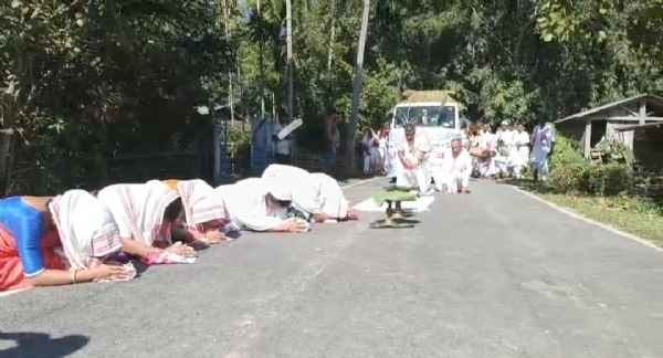 ডিগবৈ টিংৰাই কাঠগাৱৰ নামঘৰত অঞ্চলটোৰ সমুহ নামঘৰে একত্ৰিত হৈ অনুষ্ঠিত কৰা শ্ৰীশ্ৰী ৰাস মহোৎসৱৰ উপলক্ষে আজি প্ৰথম দিনাৰ কাৰ্যসূচী ভাগৱত ভ্ৰমণ বাহিৰ কৰা হয়।