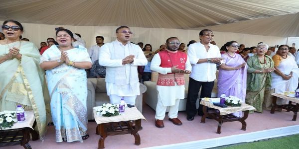 সুধাকণ্ঠ ড০ ভূপেন হাজৰিকাৰ চতুৰ্দশ মৃত্যু বাৰ্ষিকী, লতাশিল খেলপথাৰত সমূহীয়া ভাৱে পাঁচ হেজাৰ শিক্ষাৰ্থীষে পৰিৱেশন কৰিলে 