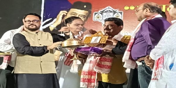 তেজপুৰৰ জ্যেষ্ঠ সাংবাদিক, সক্ৰিয় সমাজকৰ্মী পংকজ বৰুৱাক হোজাইৰ শ্ৰীমন্ত শংকৰদেৱ কৃষ্টি বিকাশ কেন্দ্ৰৰ সংবাদ ৰত্ন উপাধি প্ৰদান