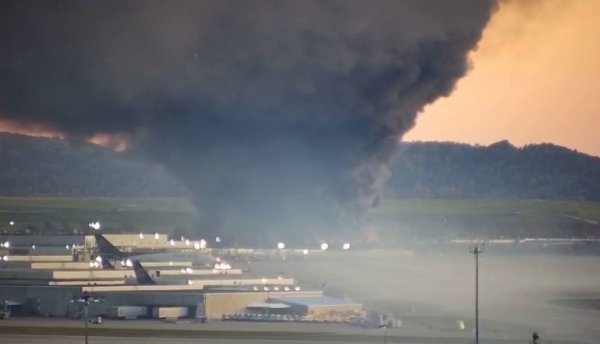 यह विमान होनोलूलू के डैनियल के. इनौये अंतरराष्ट्रीय हवाई अड्डे की ओर जा रहा था। गंतव्य पर पहुंचने से पहले ही हादसे का शिकार हो गया और आसपास धुएं का गुबार फैल गया।