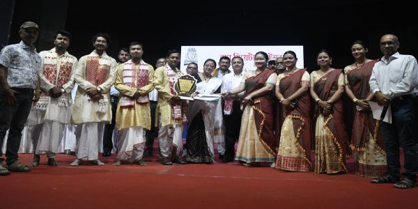 তেজপুৰৰ অনুষ্ঠিত সদৌ অসম ভিত্তিক সমবেত ভূপেন্দ্ৰ সঙ্গীত প্ৰতিযোগিতাৰ বিজয়ী দলক নগদ ধনৰ পুৰস্কাৰ প্ৰদান