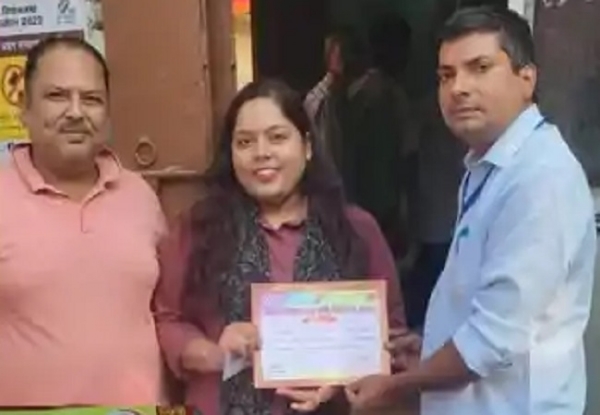 युवा काे सममानित करते आयाेग के अधिकारी युवा काे सममानित करते आयाेग के अधिकारी