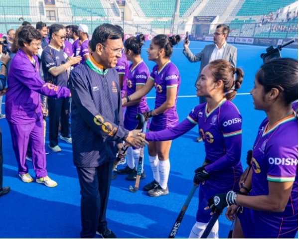 हॉकी खिलाड़ियों से हाथ मिलाते खेलमंत्री मनसुख मांडविया हॉकी खिलाड़ियों से हाथ मिलाते खेलमंत्री मनसुख मांडविया