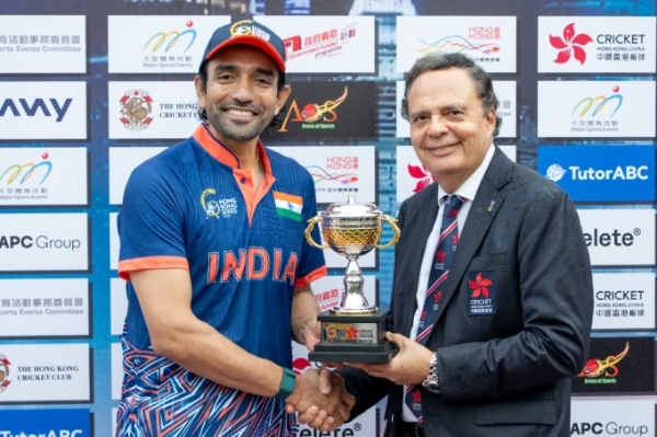 मैन ऑफ द मैच का पुरस्कार लेते रॉबिन उथप्पा मैन ऑफ द मैच का पुरस्कार लेते रॉबिन उथप्पा